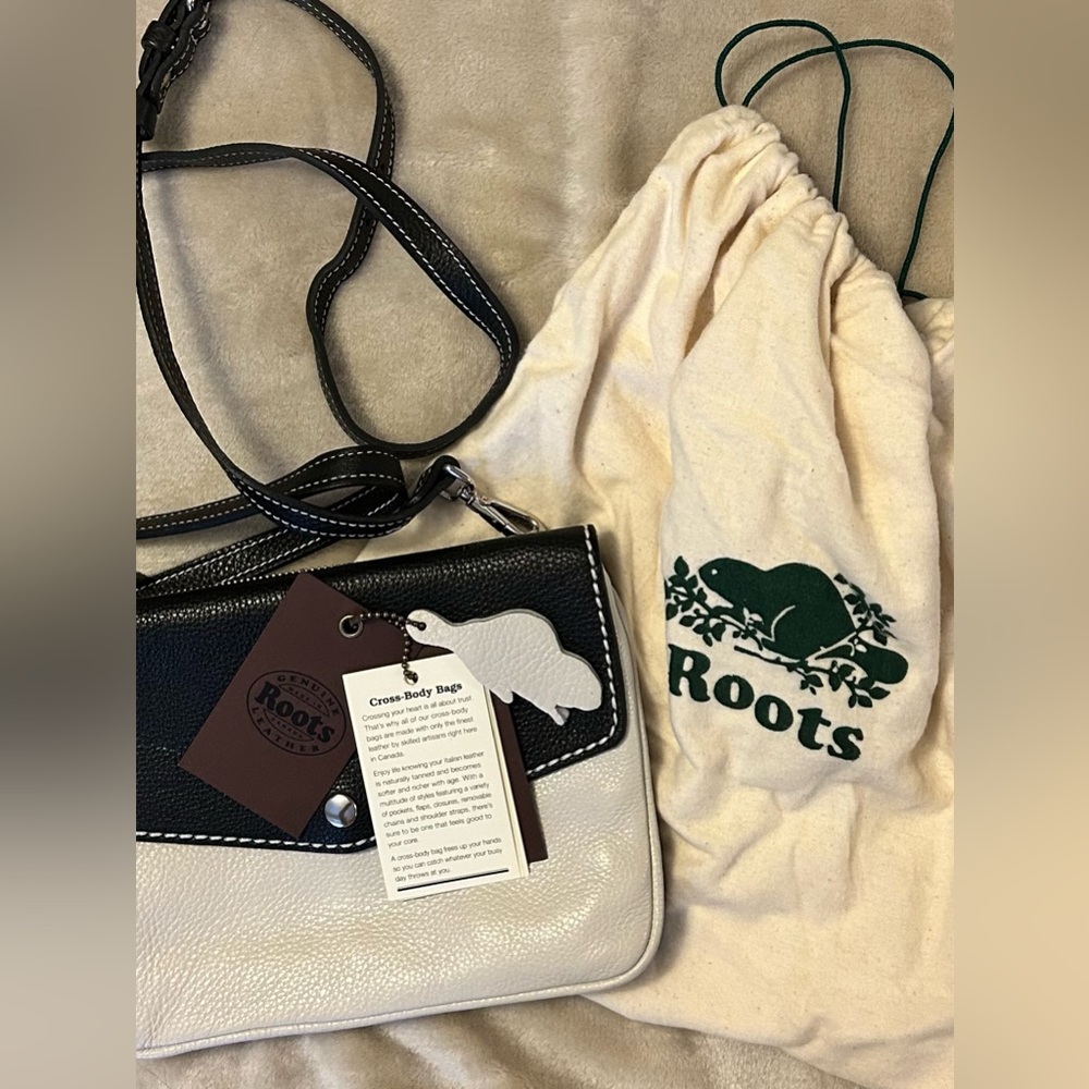 ROOTS Crossbody. Top Zip and Front flap, Adjustable strap Black and Off-white - Picture 6 of 7